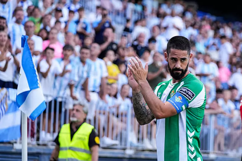 بيتيس يكتشف بديل إيسكو المحتمل من ريال مدريد بعد الإصابة